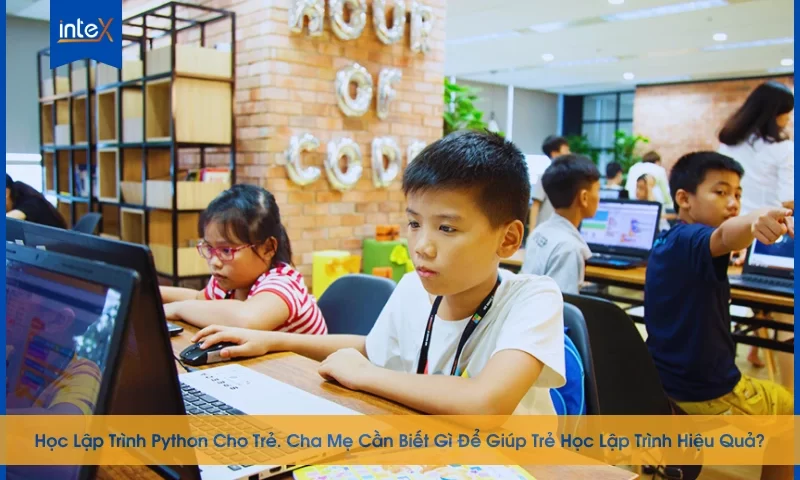 Trẻ em học lập trình Python với sự hướng dẫn từ cha mẹ.