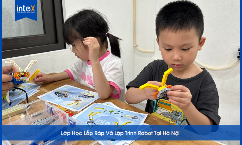 trẻ tập trung lắp ráp mô hình robot